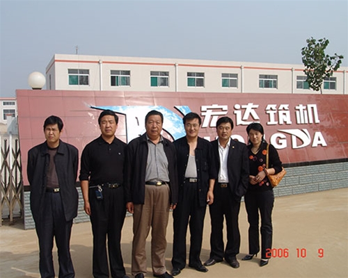 2006年甘肅定西客戶來(lái)宏達(dá)公司考察采購(gòu)設(shè)備
